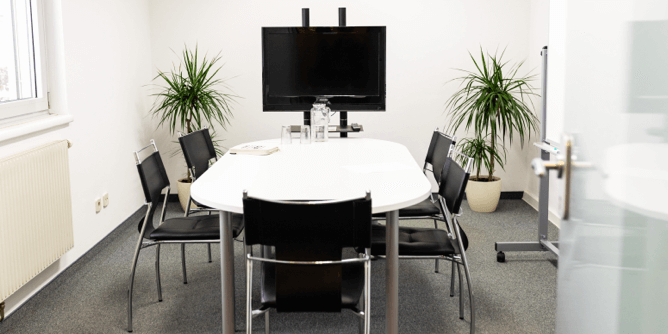 ECOSPACE – Konferenzraum mit Bildschirm ECOSPACE - Konferenzraum mit Bildschirm